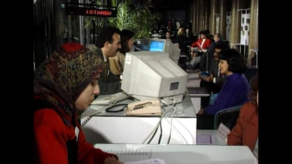 <p>Doğrudan Başkanlığa bağlı olan bu birim, vatandaşla belediye arasında köprü vazifesi görecek, 7 gün 24 saat İstanbullulara kulak verip sorunlarını dinleyecek ve çözümün bir parçası olacaktı. Nitekim öyle de oldu.</p>