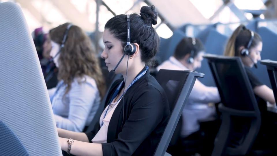 <p>Artık İstanbulluların talep, ihtiyaç ve sorunları 153 Beyaz Masa ile çözüme kavuşturuluyor. Beyaz Masa bugün 1000'in üzerinde halkla ilişkiler çalışanı, modern çağrı merkezleri, İstanbul'un farklı meydanlarındaki iletişim noktaları ve anında yerinde çözüm ekibiyle İstanbulluların her türlü sorununu dinliyor ve çözümünü sağlıyor.</p>