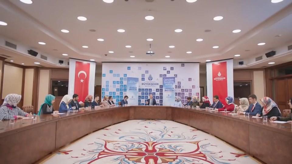 <p>Hem Gençlik Meclisi hem de Çocuk Meclisi farklı alanlarda faaliyet gösteren komisyonlarla, atölye çalışmaları ve hobi kulüpleriyle her yıl binlerce genç ve çocuğu yarınlara hazırlıyor. Erdoğan'ın gençlere olan güveni sayesinde bugün 18 yaşındaki gençlerimiz seçilme hakkına sahip olarak vizyonlarını Türkiye Büyük Millet Meclisine taşıyorlar.</p>
