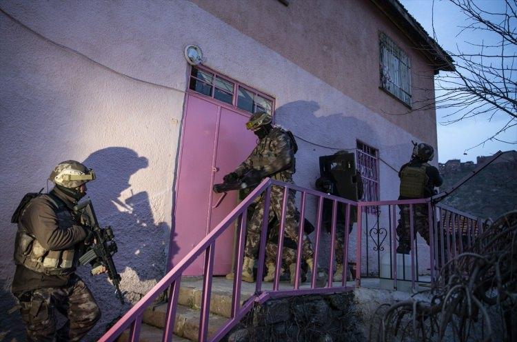 <p>Operasyonda çok sayıda şüpheli araç ve kişi durdurularak aranırken, belirlenen adreslere giren ekipler çok sayıda şüpheliyi gözaltına aldı.</p>
