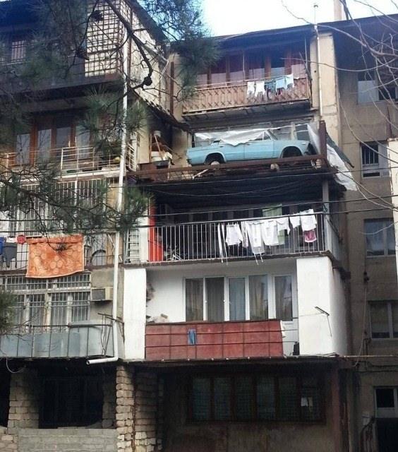 <p>O araba oraya nasıl çıktı?</p>
