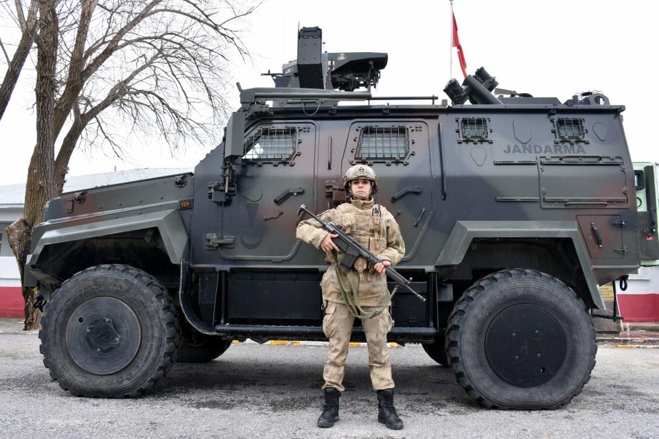 <p>Yol kontrol faaliyetlerinde terör örgütüne ve kaçakçılara fırsat vermemek için her daim görevimizin başındayız." dedi.</p>