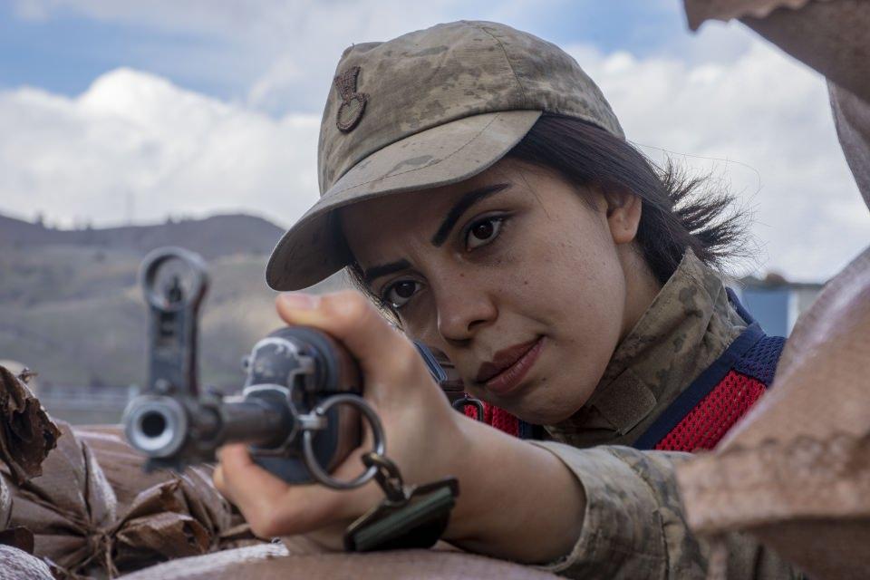 <p><strong>"Düdüğün sesini duyan vatandaş kendini güvende hissediyor"</strong></p>
<p>Sur'da mahalle bekçisi Neslişah Alp (29), Diyarbakırlı olduğunu, görevi gereği ilçenin sokaklarında dolaştığını, vatandaşların güvenliği için olumsuz durumlara müdahale ettiklerini söyledi.</p>