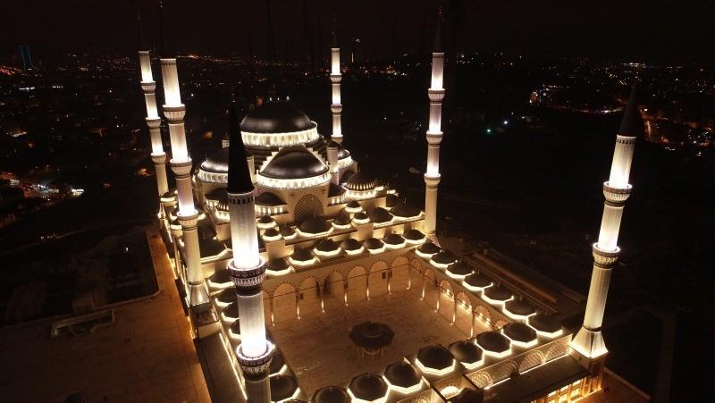 <p>Çamlıca Camii'nin bir başka özelliği ise herhangi bir afet anında sivil savunma anlamında kapalı alanları ile 100 bin kişiyi barındıracak şekilde planlanmış olması.</p>
<p> </p>