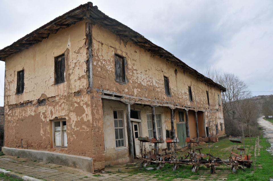 <p>Gençlerin daha iyi bir eğitim almak amacıyla diğer AB üyesi ülkelere gitmesi de nüfusun düşmesinde önemli bir unsur oldu. Devlet Yurtdışı Bulgarlar Ajansının raporuna göre, 2018 yılında farklı ülkelerdeki akademik kurumlarda öğrenim gören Bulgar öğrenci sayısı yaklaşık 36 bini buldu.</p>

<p> </p>
