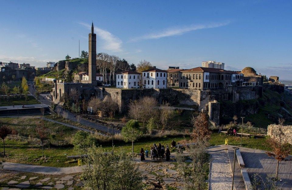 <p><strong>"Cazibe merkezi"ne dönüşüyor</strong></p>

<p>Terör örgütü PKK'ya yönelik "Bayrak-12 Sur Müşterek Özel Birlik Operasyonu"nun tamamlandığı 9 Mart 2016'dan bu yana terörün neden olduğu tahribat ve vatandaşın mağduriyetinin giderilmesi için çok sayıda proje hayata geçirildi.</p>
