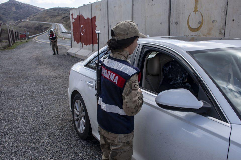 <p>Çocukluğunun bu üniforma hayali ile geçtiğini ifade eden Güzey, işinden istifa ederek güvenlik korucusu olduğunu belirtti.</p>
<p> </p>