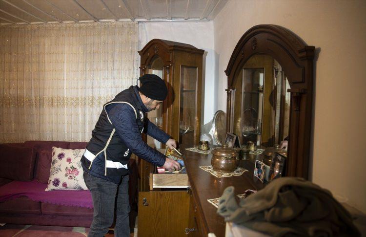 <p>Teknik ve fiziki takip neticesinde K.İ'nin çeşitli yollarla verdiği talimatlarla örgütü cezaevinden yönettiği, FETÖ/PDY Silahlı Terör Örgütüne benzer olarak küçük hücreler şeklinde örgütlendiği, bu hücrelerin uyuşturucu ticareti, silahlı yaralama, yağma ve tehdit ile legal ekonomik faaliyetlerle para aklama görevlerini hiyerarşik yapısı içerisinde gerçekleştirdiği tespit edildi.</p>