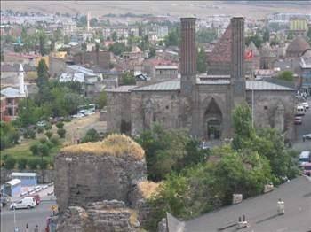 <p>ERZURUM Ardı Rum kelimesinden gelir. Yani Rum toprağı demektir. Diğer bir rivayete göre de Selçuklular buraya Erzen-Rum demişlerdir. Erzen darı demektir. Şehir o zamanlar bir tahıl ambarı olarak kullanılmıştır.</p>

<p> </p>
