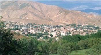 <p>HAKKARİ Hakkâri kelimesi Kürtçe' den dilimize geçmiştir. Bu rivâyete göre kelimenin özü "Kar-in" olup "Her" önekini almıştır. Kürtçe' de "Kar-in", "-ebilmek" manasına gelip, insanın güç yetirebilme durumunu anlatır. Dolayısıyla "Hakkâri" kelimesi "hep güçlü, hep edebilen" anlamı vardır.</p>

<p> </p>
