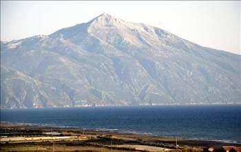 <p>HATAY Avrupalılar Çin'in kuzeyine "Hıtay" derlerdi (Rusçada "Kitay"). "Hıtaylar" ismini taşıyan yarı göçebe Türk kabileleri 10. yüzyılda Mançurya'yı ve Çin'in kuzeyini işgal etmişler ve burasının ismi "Hıtay" kalmıştı.Atatürk "Hıtaylar"ın Anadolu'ya da gelmiş olduklarına inanıyordu. "40 asırlık Türk yurdu" saydığı Antakya'ya Hatay ismini bu yüzden vermişti.</p>

<p> </p>
