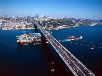 <p>İSTANBUL: MÖ. 658 yılında Megara kralı Byzas tarafından kurulduğundan bu şehre kurucusundan dolayı Bizantion adı verilmiştir. Roma imparatoro Marcus Avrelius döneminde imparatorun manevi babasının adıyla “Antion” olarak anıldı. Bizans İmparatoru Konstantin bu şehri yeniden kurunca buraya kendi adını verdi. Şehre “Konstantin veya Konstanpolis” adı verildi. Araplar “Kostantiniye, Romalılar Konstantinopolis” demişlerdir. Daha sonra bu ismin kısaltılmış şekli olan “Stin-polis” deyimi kullanıldı. İşte İstanbul bu “Stin-Polis” şehrinden türetildi. Türkler burayı alınca Müslüman şehir anlamında “İslambol” adını verdiler. Fakat daha sonra İstanbul olarak değiştirildi.</p>

<p> </p>
