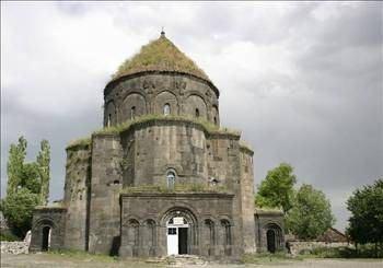 <p>KARS MÖ: 130-127 yılında buraya yerleşen Karsak oymağından dolayı şehre kars adı verilmiştir. Kars kelimesinin anlamı ise deve ya da koyun yününden yapılan elbise veya şal kuşağı anlamına gelir.</p>

<p> </p>
