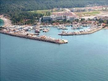 <p>YALOVA: Yalova'nın adının nereden geldiğine dair çeşitli iddialar ortaya atılsa da en çok kabul göreni Osmanlı döneminde Çiftlikköy ilçesinden başlayıp Termal ve Çınarcık ilçelerini içine alan bölgeye verilen "Yalakabad" adından geldiği. Yalakabad'ın ardından buranın Yali Ovası olarak anıldığı, cumhuriyetin ilanından vefatına kadar sık sık Yalova'ya gelen Ulu Önder Atatürk'ün burada yazdığı mektupları tarih attıktan sonra Yali Ovası yazıp imzaladığı belgelenmiş. Türkçe'ye Rumca'dan Yalı olarak geçen yali ve ova kelimelerinin birleşerek Yalova olarak kaldığı sanılıyor.Yalova'da "Katırlı" beldesinin adı Esenköy, geçmişte hapishane bulunduğundan yıllarca "Zindan" olarak anılan Teşvikiye beldesine bağlı mahallenin ismi ise Yukarı Teşvikiye olarak değiştirildi.</p>

<p> </p>
