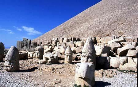 <p>ADIYAMAN: Adıyaman ilk zamanlarda, Piran Köyü'nün yerine kuruluydu ve Perre adını taşıyordu. Daha sonra Emeviler, buraya bir kale yaptırdı. Kent de Mansur'un Kalesi anlamına gelen ''Hısn Mansur'' adıyla anılmaya başlandı. Kent, 1. Selim zamanında alınınca Türkler, buraya Adıyaman demeye başladılar.</p>

<p> </p>
