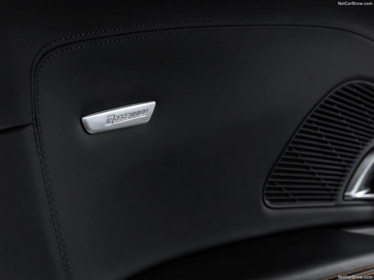 <p>Audi R8 V10 Decennium’un iç tasarımında da siyah rengin üstünlüğü ve karbon fiber eklemeler bulunuyor. Özel sportif dikişli spor koltuklar, özel direksiyonu ve orta bölüm kol dayaması ve ön konsoldaki “Decennium” logosu özel bir otomobilin içinde olduğunuzu daha ilk anda fark etmenizi sağlıyor.</p>
