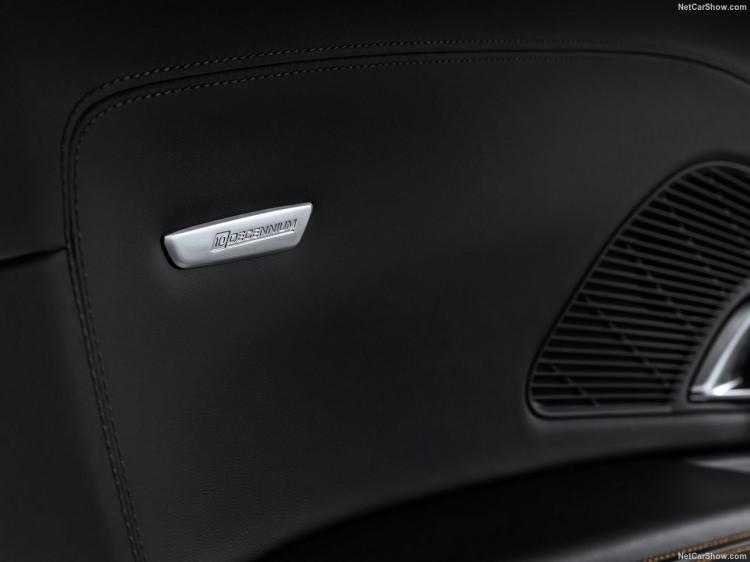 <p>Audi R8 V10 Decennium’un iç tasarımında da siyah rengin üstünlüğü ve karbon fiber eklemeler bulunuyor. Özel sportif dikişli spor koltuklar, özel direksiyonu ve orta bölüm kol dayaması ve ön konsoldaki “Decennium” logosu özel bir otomobilin içinde olduğunuzu daha ilk anda fark etmenizi sağlıyor.</p>