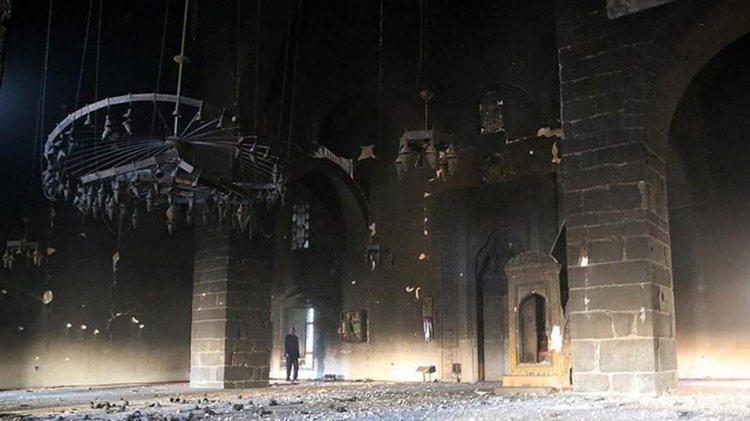 <p>Diyarbakır’da Sur olayları sırasında terör örgütü PKK mensuplarınca yakılarak kullanılamaz hale getirilen Kurşunlu Camii’nde 4 yıl aradan sonra ezan okunup namaz kılındı.</p>
