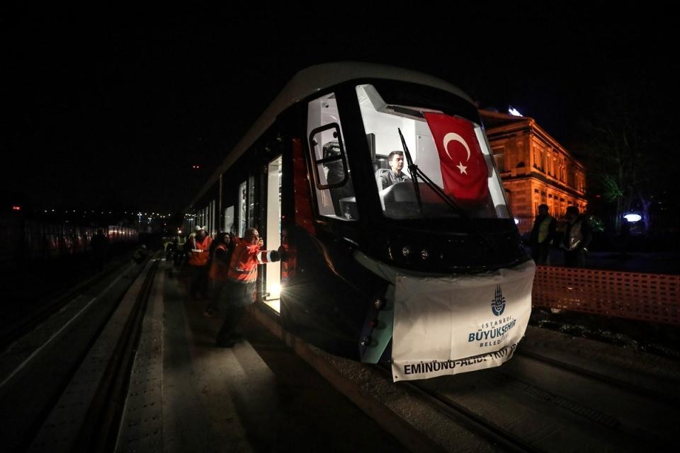 <p>Eminönü-Alibeyköy tramvay hattında bir vagon, test sürüşü için belediye ekiplerince güvenli bir şekilde raylara indirildi. Vagonun test sürüşü, sabah saatlerinde yapılacak.</p>

<p> </p>
