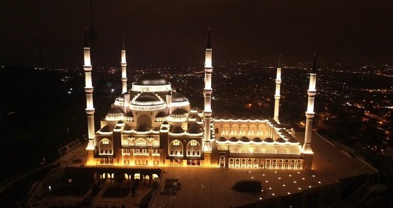 <p><strong>CUMHURİYET TARİHİNİN EN BÜYÜK CAMİSİ</strong></p>
<p>Cumhuriyet tarihinin en büyük cami kompleksi olan Çamlıca Camii, 63 bin kişinin aynı anda ibadet edebileceği şekilde planlandı. 6 minareli camide, 11 bin metrekare büyüklüğünde Türk İslam eserlerinin yer aldığı bir müze ile 3 bin 500 metrekare büyüklüğünde bir sanat galerisi bulunuyor.</p>