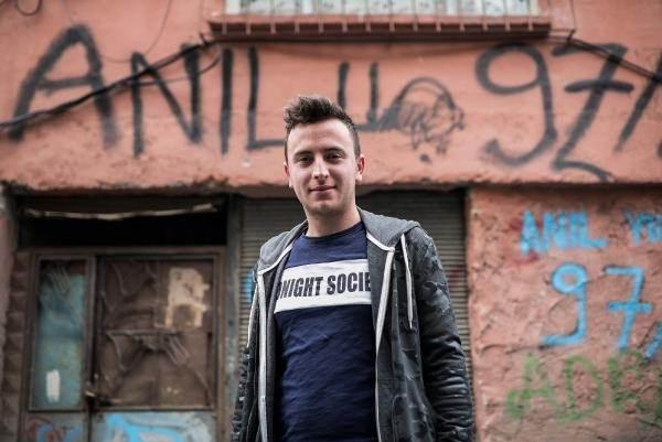 <p><strong>BİLGİN: BÖYLE İNSANLARA İHTİYAÇ VAR</strong></p>
<p>Bir başka mahalle sakini Mustafa Bilgin de, "Buradan geçerken ışığı görüyorlar. Burada duruyorlar. Abimi görüyorlar. Zarf veriyorlar 2-3 tane. Bin lira varmış zarfta. Sonra da gidiyorlar." dedi.</p>