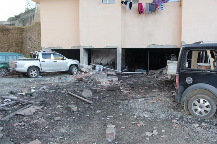 <p>İhbar üzerine olay yerine gelen itfaiye ve polis ekipleri yoğun güvenlik önlemleri alırken, ekipler patlayan kazandan numuneler aldı.</p>