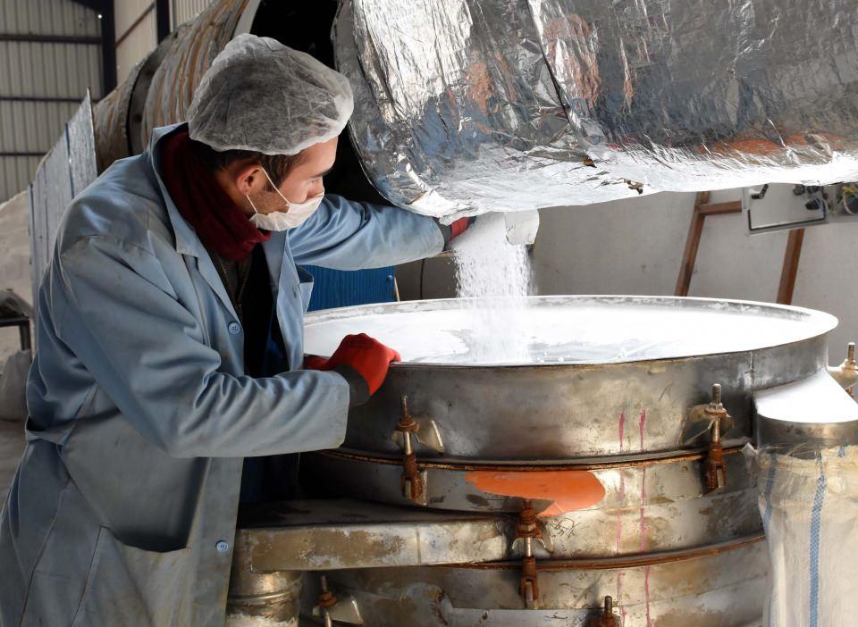 <p> Bir dahaki yıl ise 60 tona çıkartmayı hedefliyoruz." Gözüyukarı, mineral zenginliğiyle öne çıkan tuz için Türk Patent ve Marka Kurumuna coğrafi işaret tescil belgesi başvurusunda bulunduklarını, yakında ürünün bu belgeye kavuşacağını sözlerine ekledi.</p>