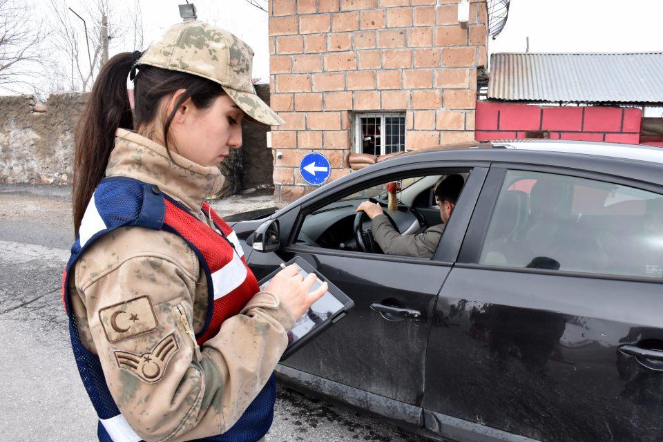 <p>Bu mesleği yapmaktan onur ve gurur duyuyorum. Evde bir ev kadınının yapması gerekenler ne varsa onları yapıyorum. </p>