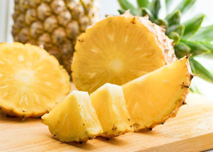 <p><span style="color:#800080"><strong>ANANAS</strong></span></p>

<p>Anananasın içerisinde yüzde 87 oranda sıvı bulunmaktadır. Bu sıvı içerisinde bromelain maddesi bulunur. Bu madde vücuttaki hücreleri yeniler. Yani ananas hem sıvı oranını karşılar hemde vücudu gençleştirir. </p>

<p> </p>

<p> </p>
