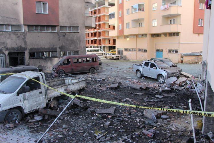 <p>Trabzon’un Yomra ilçesinde bir apartmanın kalorifer kazanı patlamasıyla ortalık savaş alanına döndü. Patlamanın boyutu gün ağarınca ortaya çıktı.</p>
