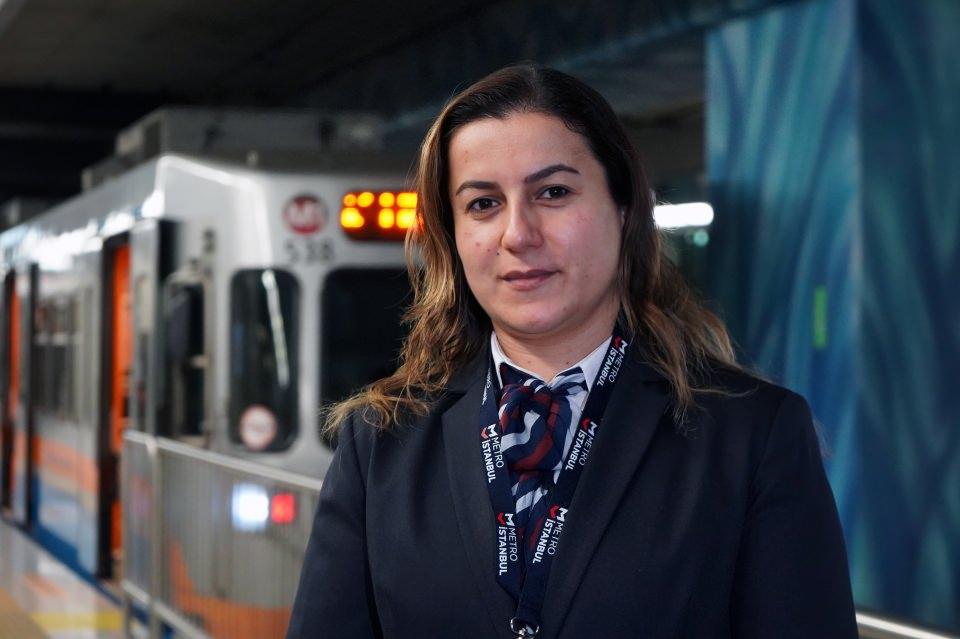 <p><strong>"Gözünüzün sürekli sinyallerde, hatta ve yolda olması gerekiyor"</strong></p>
<p>Makinistliğin yoğun dikkat gerektiren bir meslek olduğuna vurgu yapan Birgül Ada, "Bu meslek, işine saygı, disiplin isteyen bir iş. Yemenize, içmenize, uykunuza dikkat etmenizi isteyen bir iş. Milyonlarca yolcu taşıyoruz. Bunun bilinci içerisinde olarak her şeyimize dikkat etmek zorundayız. Çok zinde olmak zorundayız. Gözünüzün sürekli sinyallerde, hatta ve yolda olması gerekiyor." diye konuştu</p>