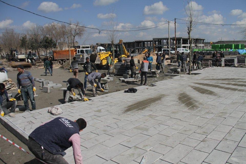 <p><strong>Millet bahçesi yapılıyor</strong></p>

<p>Ongözlü Köprü'nün de bulunduğu bölgenin karşısında yer alan, türbe bulunması nedeniyle de kutsal kabul edilen Kırklar Dağı'nın yamacındaki 33 hektar alanda uygulanan "Dicle Vadisi Rekreasyon Alanı Projesi" ile Diyarbakır önemli ölçüde ihtiyaç duyulan yeşil alana kavuştu.</p>

<p>Sur'un eteklerinde yaklaşık 24 milyon lira kaynakla yapımına başlanan ve ay sonunda tamamlanacak millet bahçesiyle de Diyarbakır'a 150 dönüm yeşil alan kazandırılmış olacak.</p>

<p>- Caddelerin çehresi değişti</p>

<p>Çevre ve Şehircilik Bakanlığınca ihalesi ve sözleşmesi yapılan, Suriçi'nin en işlek caddeleri Gazi, Melik Ahmet ve İzzetpaşa ile tarihi Yanık Çarşı'nın "Sokak Sağlıklaştırma Projesi" kapsamında yenileme çalışmaları tamamlandı.</p>

<p>Projeyle 550 iş yerinin cephesinin yenilenmesi sayesinde turizm ve ticaret aksı olan 3 cadde önemli bir çekim merkezi ve cazibe alanı haline geldi. </p>
