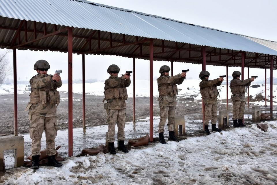 <p>Halkın huzuru ve vatanın bölünmez bütünlüğü için terör örgütü PKK ve kaçakçılarla mücadele eden İl Jandarma Komutanlığında görevli 5 kadın astsubay, mesleklerini özveriyle sürdürüyor. </p>
<p> </p>