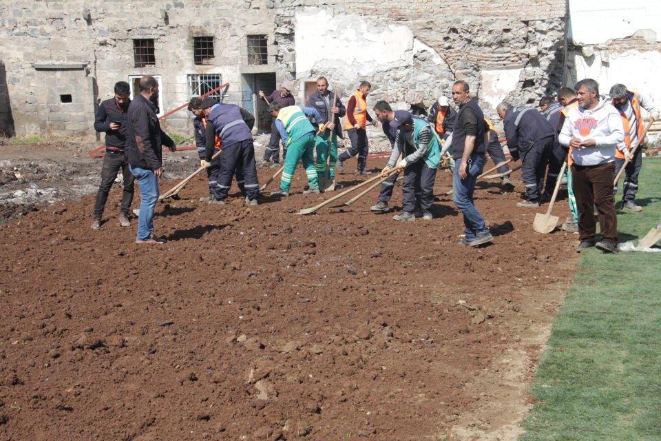 <p><strong>Öğrenciler okullarına kavuştu</strong></p>

<p>Sur Kaymakam Abdullah Çiftçi AA muhabirine yaptığı açıklamada, güvenlik güçlerince gerçekleştirilen operasyon sayesinde söz konusu mahallelerin teröristlerden temizlendiğini anımsattı.</p>

<p>Ardından mahallelerde zarar gören altyapı ve binalar ile tarihi ve kültürel yapıların onarımına başlandığını dile getiren Çiftçi, terörden zarar gören Alpaslan İmam Hatip Lisesi ile Alpaslan Orta Okulunun onarımının tamamlanarak, eğitime yeniden açıldığını hatırlattı.</p>

<p>Gazi, İzzet Paşa ve Melik Ahmet caddelerinin sokak sağlıklaştırma ve cephe yenileme çalışmaları sayesinde çok güzel bir görünüme kavuştuğunu aktaran Çiftçi, esnaf ve vatandaşın da bundan büyük memnuniyet duyduğunu kaydetti.</p>

<p>Mahallelerdeki binaların inşa ve ihale sürecinin devam ettiğini anlatan Çiftçi, 2 katlı 1500 konuttan 578'inin ihalesinin yapıldığını belirtti.</p>
