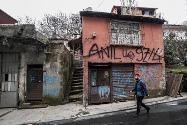 <p><strong>BİLGİN: 40 SENEDİR BURADAYIM, BÖYLE BİR ŞEY GÖRMEDİM</strong></p>
<p>Bir diğer mahalle sakini Yaşar Bilgin de "Geçen hafta ve ondan önceki hafta oldu. 2 defa oldu bu ay içerisinde. Birinde sabah 06.30 da diğerini de gece 23.30'dan sonra dağıtmışlar. Bizde babam almış. Sabah dağıtıldığında. Zarflardan bin lira çıktı. 40 senedir bu mahalledeyim böyle bir şey görmedim. Allah razı olsun. Diğer iş adamlarına da örnek olsun. Herkes bir mutlu oldu. Babam da ihtiyacı olan akrabalarına da dağıttı. duyduğumuz 15, 20 ev var. Ama daha fazlası var. Kimse söylemiyor." diye konuştu.</p>