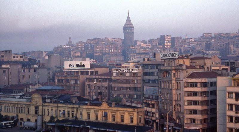<p><strong>"Yıl 1994</strong></p>

<p>Dünyanın gözbebeği İstanbul; her alanda artan sorunlar nedeniyle şanına yakışmayacak günler yaşıyordu. İhmaller zinciri, CHP'li idarecilerin acziyeti yüzünden İstanbul karanlık bir dönemden geçiyordu. Akmayan musluklar, toplanmayan çöpler, sahipsiz bir şehir ve o şehirde hava kirliliği yüzünden maskeyle nefes almak zorunda kalan insanlar. İstanbul halkı "bu böyle gitmez dedi" ve kararını verdi.<br />
<br />
Kaynak: 'Küllerinden Doğan Şehir' belgeseli.</p>
