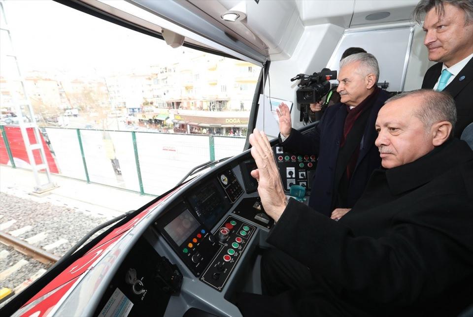 <p>Gebze-Halkalı Banliyö Tren Hattı'nın açılış töreninde konuşan Cumhurbaşkanı Erdoğan, "Gebze-Halkalı tren hattı İstanbullulara 1 saat 10 dakika kazandıracak. İstanbul'un trafik yoğunluğu en çok olan hat günde 1 milyon 700 bin yolcu taşıyacak. Normalde 100 bin araçla taşınabilecek yolcuyu bu hat ulaştıracak" dedi.</p>

