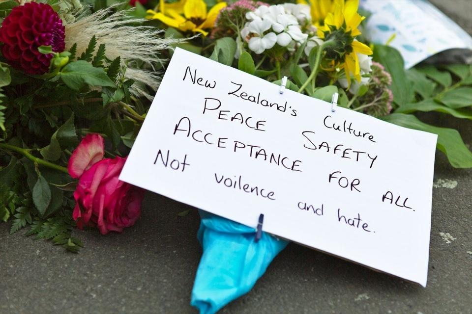 <p>Al Noor ve Linwood camilerinde gerçekleştirilen terör saldırılarının ardından, camilerin yakınında bir araya gelen Yeni Zelandalı vatandaşlar, saldırıda hayatını kaybeden Müslümanların anısına çiçek bırakıp anma töreni yaptı.</p>

<p> </p>
