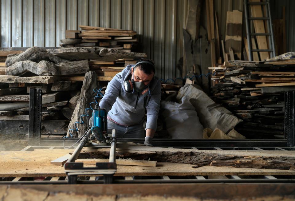 <p>Balıkesir'in Ayvalık ilçesinde, 5 yıl önce 3 genç girişimcinin kurduğu Odywood firması, Ege Bölgesi'nden temin edilen ömrünü tamamlamış ya da kırılmış zeytin ağaçlarını ev veya iş yerlerinde kullanılabilen mobilyalara dönüştürüyor. </p>

<p> </p>

