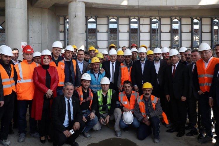 <p>Beyoğlu'ndaki bir otelde gerçekleşen "Sivil toplum kuruluşları  temsilcileri, iş insanları ve kanaat önderleri buluşması"nın ardından Taksim  Meydanı'na gelen Yıldırım, burada inşaatı devam eden camide incelemede bulunarak,  yetkililerden bilgi aldı.</p>
