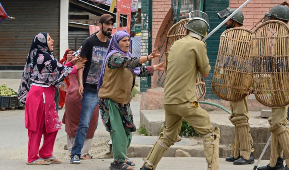 <p><strong>Hindistan: Assam katliamı</strong><br />
<br />
1-3 Mayıs 2014’te yaşanan olaylarda Hindistan'ın kuzeydoğusunda ayrılıkçı NDFB militanların Müslüman köylülere otomatik silahlarla saldırdı. Evleri girip uyuyan insanların vurulduğu saldırılarda çoğu kadın ve çocuk 33 Müslüman katledildi. Bölgede yaşanan olaylarda 2017 yılında ise 5 ayrı saldırıda 5 Müslüman daha öldürüldü.</p>
<p> </p>