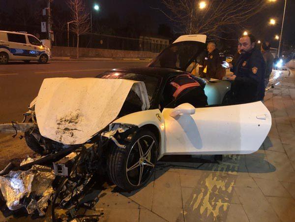 <p>Kontrolden çıkarak arkadan hızla çarptığı taksinin şoförü Nevzat Çakır’nın ölümüne neden olan lüks otomobil sürücüsü her yerde arıyor.</p>
