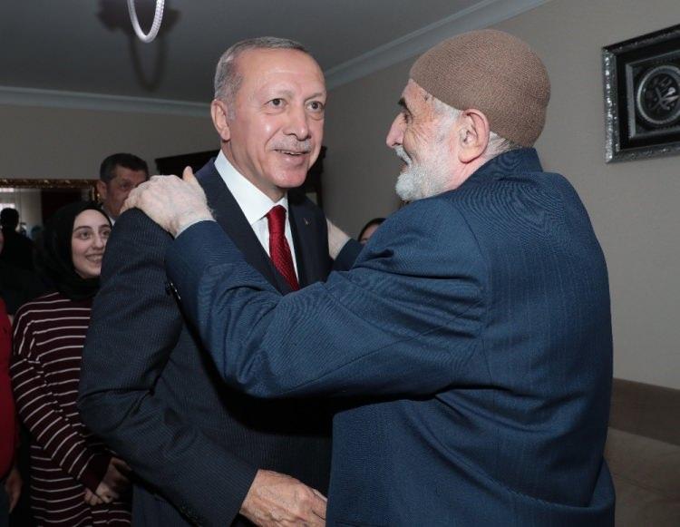 <p>Cumhurbaşkanı Recep Tayyip Erdoğan, Ankara’nın Gölbaşı ilçesinde bazı evlere çat kapı ziyaretlerde bulundu. </p>

<p> </p>
