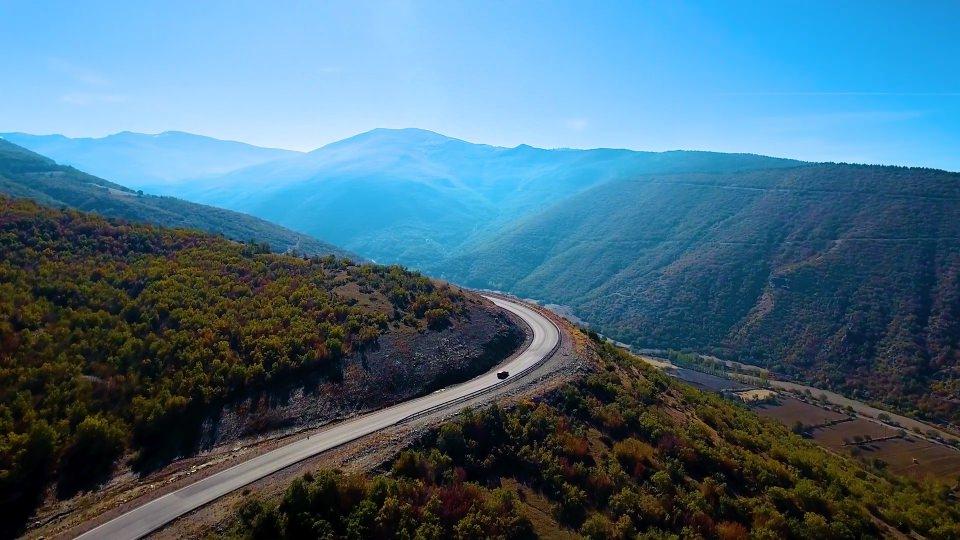 <p>Yeşil Yol'un bir turisti Samsun'dan başlayıp Sarp Sınır Kapısı'na kadar ortalama 70 kilometre hızla doğaya dokunarak, doğayı izleyerek turizm faaliyetine katma üzerine planlanmış bir çalışma olduğunu belirten Mengi, projenin doğada yeni bir yol açma çalışması değil, var olan yolların iyileştirilmesinden ibaret olduğunu vurguladı.</p>
<p> </p>