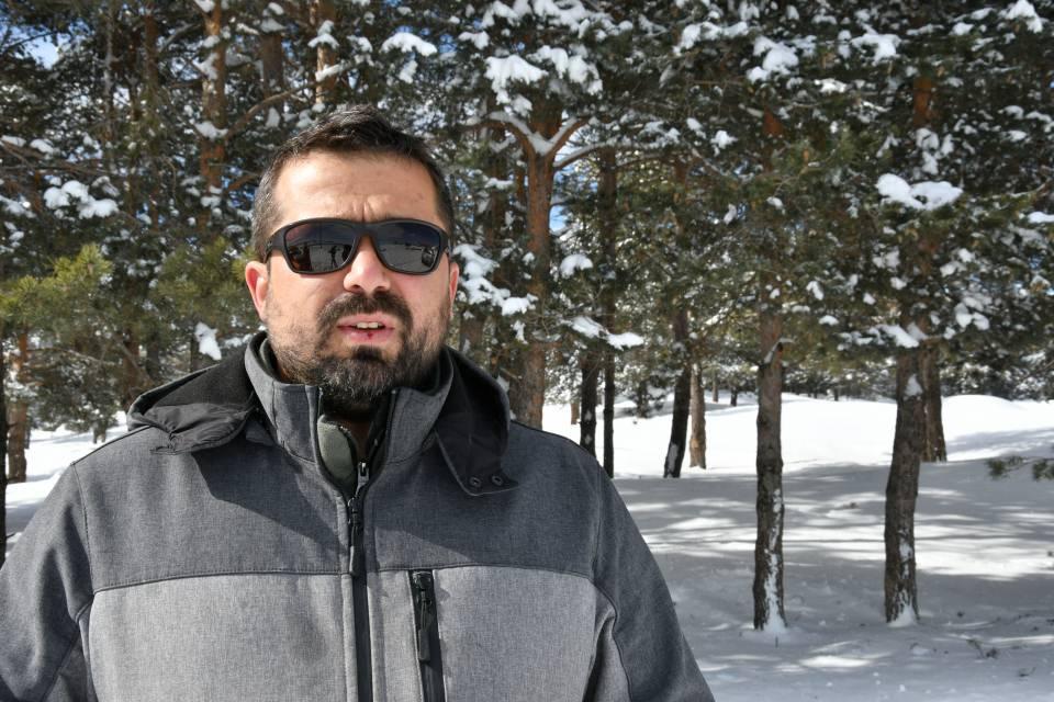 <p>Çoban, bölgede yaşayan kurt sürülerinin sayılarını tespit etmek için çok önemli çalışma yürüttüklerine dikkati çekerek "Takip ettiğimiz kurt hangi sürüye ait, o sürüde kaç tane birey var, karlara bıraktıkları izlerden bunları anlamaya çalışıyoruz. Bu sene takip ettiğimiz 4 kurt, şu anda Sarıkamış'ın farklı noktalarında farklı sürüler oluşturmuş durumda. Bu süreleri takip ediyoruz. Bunların nasıl davrandıklarını, neler yediklerini, hangi saatlerde aktif olduklarını anlamaya çalışıyoruz." dedi. </p>
<p> </p>