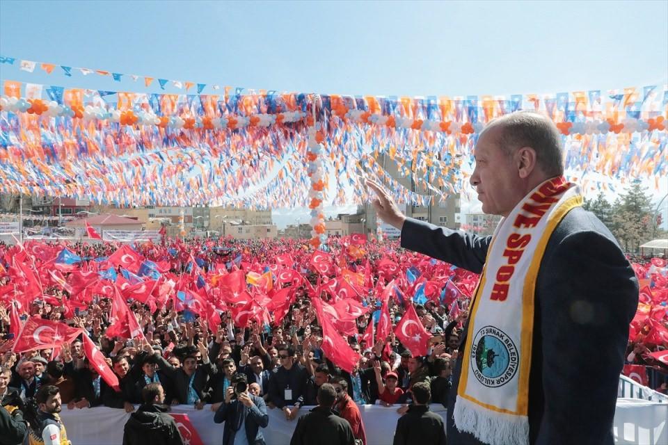 <div>Türkiye Cumhurbaşkanı ve AK Parti Genel Başkanı Recep Tayyip Erdoğan, partisince Şırnak'ta düzenlenen mitingde halka hitap etti.</div>
<div> </div>