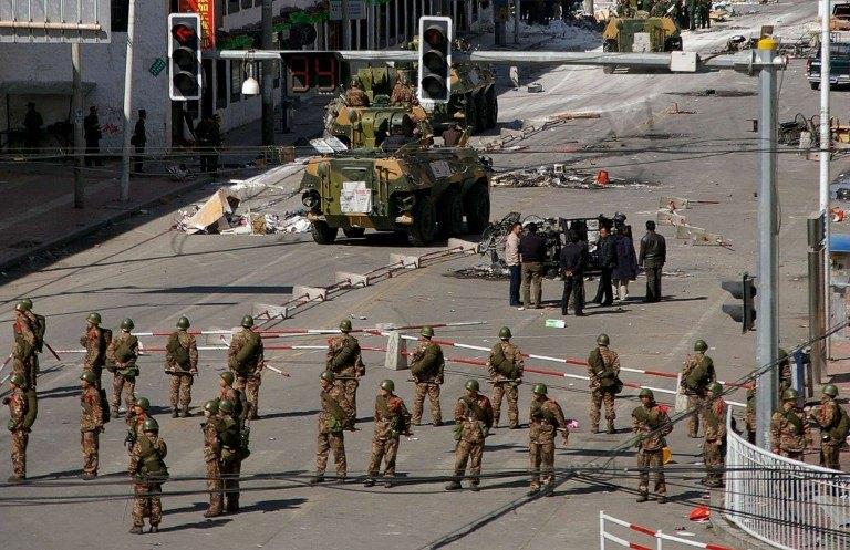 <p><strong>Tibet: Budistlerin nefreti</strong><br />
<br />
Tibet Özerk Bölgesi’nin başkenti Lhasa’da bir cami yakıldı ve Budist rahiplerin başlattığı olaylara polisin de katılmasıyla 10-24 Mart 2008 tarihleri arasında 18 Müslüman öldürüldü, 383’ü ise yaralandı.</p>
<p> </p>