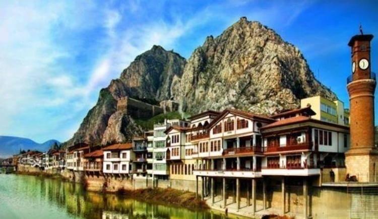 <p>AMASYA<br />
<br />
%35 Fenerbahçe<br />
%34 Galatasaray<br />
%21 Beşiktaş</p>

<p> </p>
