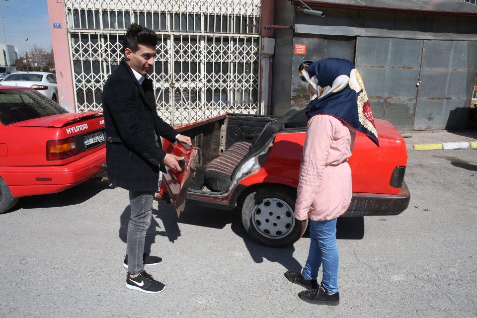 <p><strong>"Her şey kardeşimin mutluluğu için"</strong></p>
<p>Köker, römorkun ruhsatının olmadığı belirterek, "Aracın ruhsatı olmadığı için trafiğe çıkamıyorum. Ancak trafiğe kapalı alanlarda, dükkanımızın önündeki boş arazide kardeşimle birkaç tur atabiliyoruz. Biraz para biriktirip ruhsatını da alacağım inşallah." şeklinde konuştu.</p>
<p> </p>