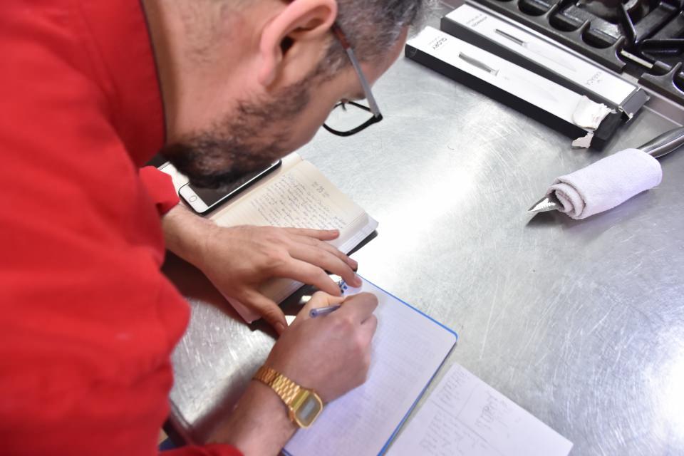 <p>ADY&Uuml; Aş&ccedil;ılık at&ouml;lyesinde bir araya gelen yaklaşık 20 &ouml;ğrenci, Osmanlı saray mutfağının vazge&ccedil;ilmezleri arasında yer alan topuz kebabından ballı mahmudiye, mutancanadan gemici b&ouml;reğine kadar &ccedil;ok sayıda lezzeti &ouml;zel bir &ccedil;alışmayla usul&uuml;ne uygun şekilde hazırlayıp servis ediyor.</p>

<p>&nbsp;</p>
